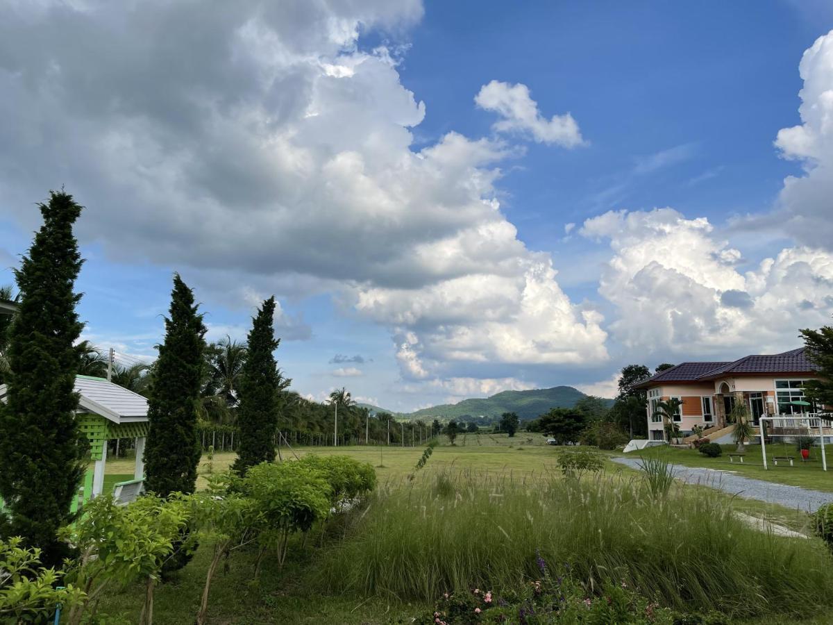 สต็อกโฮม เขาใหญ่  Hotell Pak Chong Exteriör bild