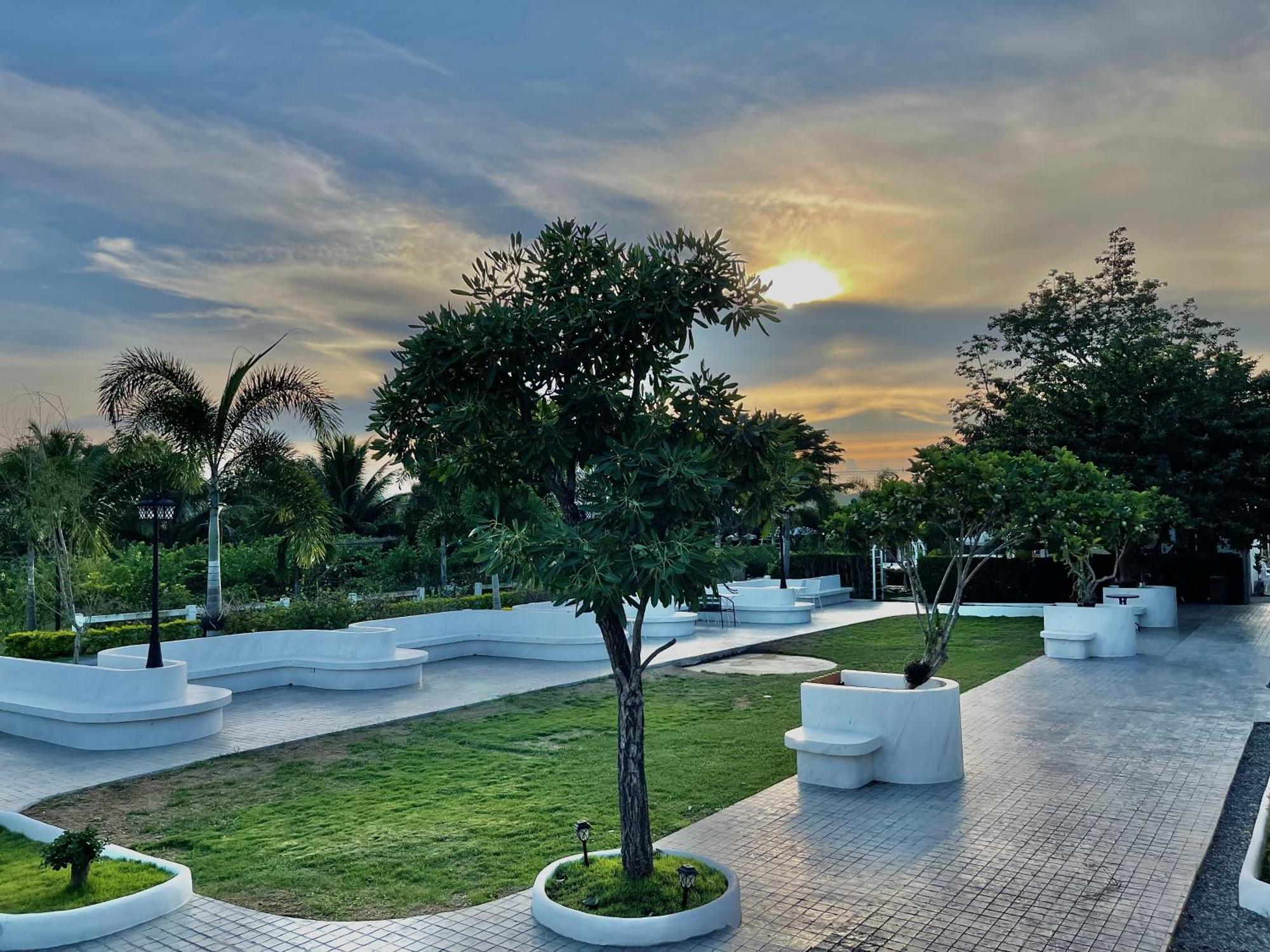 สต็อกโฮม เขาใหญ่  Hotell Pak Chong Exteriör bild